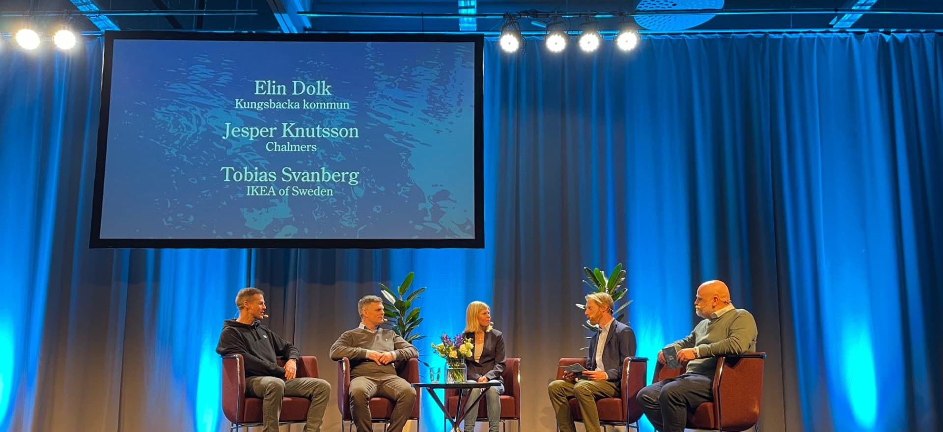 Paneldebatt på scen med företrädare för Kungsbacka kommun, Chalmers och IKEA of Sweden